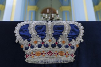 Crown on a cloth in the Choral Synagogue, built from 1842-1865, Drochobych, Ukraine