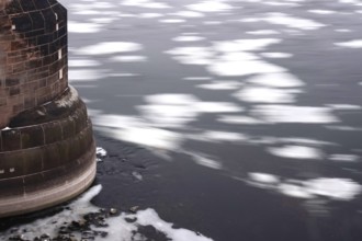 Ice floes on the Elbe, winter, long exposure, Saxony, Dresden, Germany