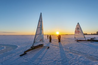 People watch ice sailboats at sunset, ice sailors on the frozen Dümmer, Dümmer See, east shore