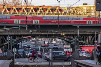 Regional train on the line, railway bridge over Deutz-Mülheimer-Straße, more than 10 tracks crosses