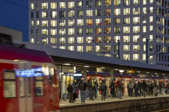 Passengers on the platform, regional train, S-Bahn, at Cologne-Messe/Deutz station, 2nd largest