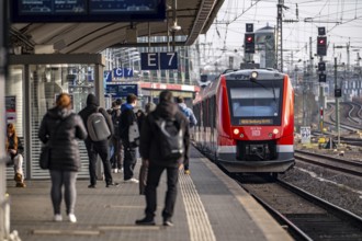 Passengers on the platform, regional train at Cologne-Messe/Deutz station, 2nd largest train