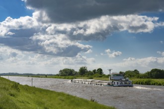 Barge on the Hunte, Holle, Hude, Lower Saxony, Germany