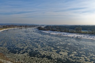 Ice rink on the Elbe near Hamburg near the Schwinder Haken off the Elbe island of Geesthacht.