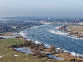 Icy riverbanks of the Elbe and ice in the foothills of the Elbe near Hohnstorf, Lüneburg district,