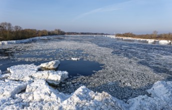 Ice flow on the Elbe in the area of the federal waterway near Geesthacht on a cold winter day.