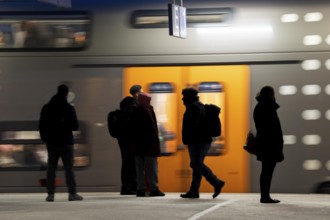 Passengers on the platform, RRX, Rhein-Ruhr-Express train arrives, Cologne-Messe/Deutz station, 2nd