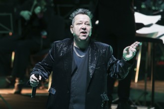 Sebastian Krumbiegel, singer of Die Prinzen live on Symphonica Tour together with the Thüringen