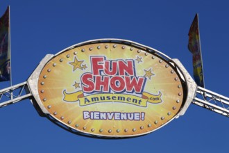 Close-up of Fun Show traveling amusement ride park banner with French word bienvenue spelled out in