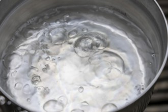Water boils in a pot, boiling point, 100°C, air bubbles, symbolic picture