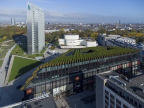 Gustaf-Gründgens-Platz with playhouse, three-disc house and Kö-Bogen-II greened with hornbeam