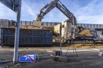 Demolition of the 120 meter long motorway bridge of the A516, across Teutoburger Straße in