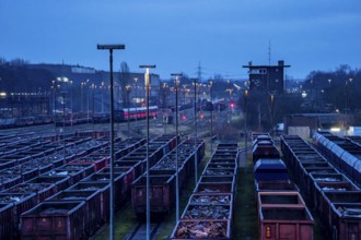 Hüttenwerke Krupp-Mannesmann, HKM in Duisburg, marshalling yard tracks, freight wagon with scrap