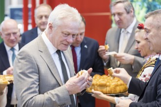 Alios Rainer (Federal Minister of Agriculture, Food and Home Affairs) tasting bread at the