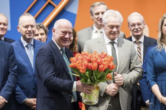 Kai Wegner (Governing Mayor of Berlin) holds a bouquet of tulips in the Hall of the Netherlands