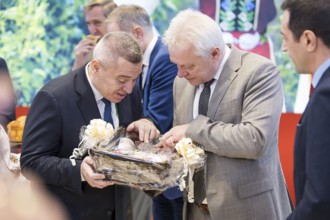 Georgi Tahov (Minister of Agriculture and Food in Bulgaria) presents a gift to Alios Rainer