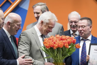Alios Rainer (Federal Minister of Agriculture, Food and Home Affairs) smells a bouquet of tulips in