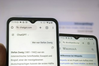 (photo montage) Chat-GPT vs. Wikipedia: Smartphones with open websites from both portals
