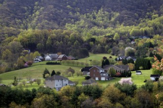 Hilly situated settlement with individual houses