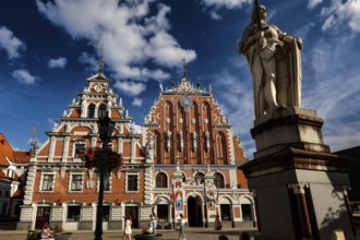 The House of Blackheads with Roland Statue on Town Hall Square, Rathausplatz, Rathausplatz, Riga,
