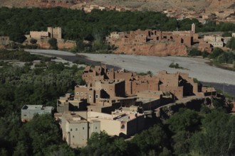 Clay villages with rivers and lush vegetation in the desert valley, El Kelâa m'Gouna, Valley of