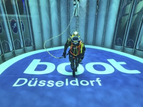 Press photo Helmet diver with modern equipment in the diving tower with boot Düsseldorf lettering