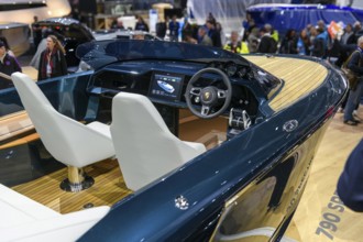 Press photo View of the driver's cab of luxurious Frauscher x Porsche 790 Spectre sports boat with