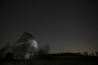 A nocturnal image of the EXPO observatory in Melle Oberholsten under a starry sky, Osnabrücker