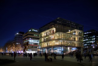Night view of people, passers-by, Königsstraße, Schlossplatz, behind art museum Cube, Wittwer