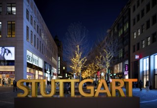 Night shot logo lettering STUTTGART people, passers-by, Königsstraße, Schlossplatz, pedestrian