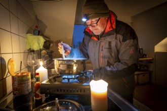 Symbolic picture blackout, extensive, prolonged power failure, in private settings, without