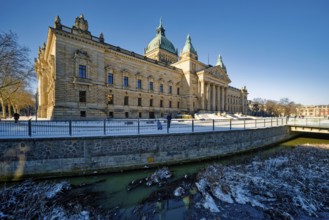 Pleißemühlgraben in front of the Federal Administrative Court, former Reichsgericht, in winter with