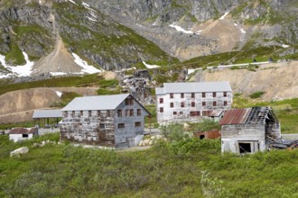 Building of the former Gold Mine Independence Mine in mountainous landscape, Independence Mine