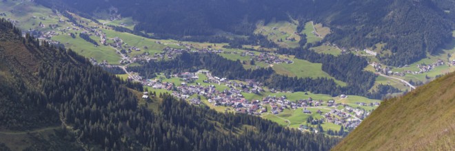 Panorama from the Fellhorn mountain trail, 2037 m, to Söllereck, 1706 m, to Mittelberg in