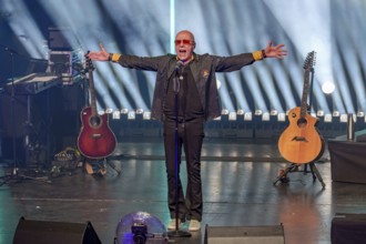 Toni Krahl and the Kinx from Prenzlauer Berg live on The same was the tour in Berlin's