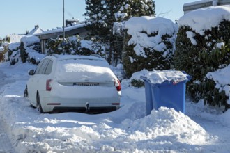 Snowy car, garbage cans, winter, snow, Sieversen, Samtgemeinde Rosengarten, Lower Saxony, Germany