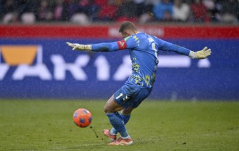 Goalkeeper Marvin Schwäbe 1. FC Koeln KOE (01) Action kick off snow, snow drift, winter,