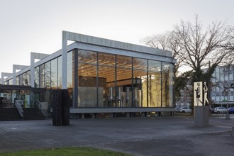Lehmbruck-Museum, illuminated glass hall, twilight, Duisburg, North Rhine-Westphalia, Germany