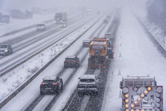 The onset of winter in North Rhine-Westphalia, heavy snowfall, A3 motorway near Hilden, near