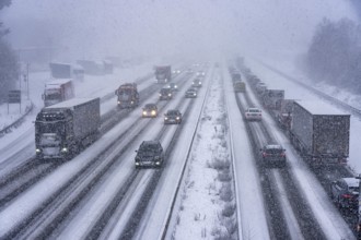 The onset of winter in North Rhine-Westphalia, heavy snowfall, A3 motorway near Hilden, near