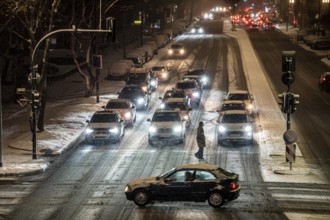 Winter weather, blowing snow, inner-city traffic, Alfredstraße, B224, in Essen, North