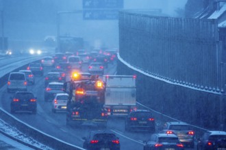 Winter maintenance, spreading vehicle, winter weather, motorway traffic, A40 motorway,