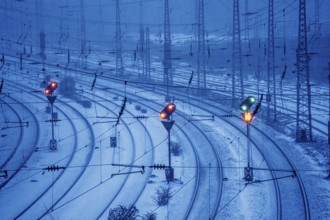 Winter weather, snowfall, signals, on the route east, in front of Essen main station, regional