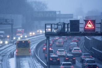 Winter weather, motorway traffic, A40 motorway, Ruhrschnellweg, in Essen, at the Essen-East