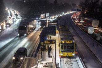 Winter weather, motorway traffic, A40 motorway, Ruhrschnellweg, in Essen, at the Essen-Ost motorway