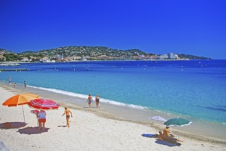Beach, people, umbrellas, Mediterranean, St-Maxime, Côte d'Azur, southern France, June 1999,