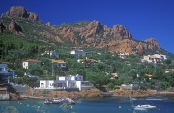 Houses, mountains, boats, Cap Roux, Côte d'Azur, Mediterranean, southern France, June 1999,