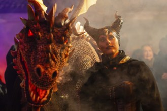 Teufelin, woman with horns with dragon, fog, murmurs, winter, Waldburg Castle, Allgäu,