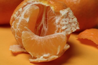 Opened clementine, clementine pieces, clementine