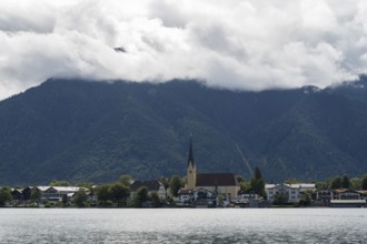 View from the Point peninsula of the district of Egern, parish church of St. Lawrence, behind